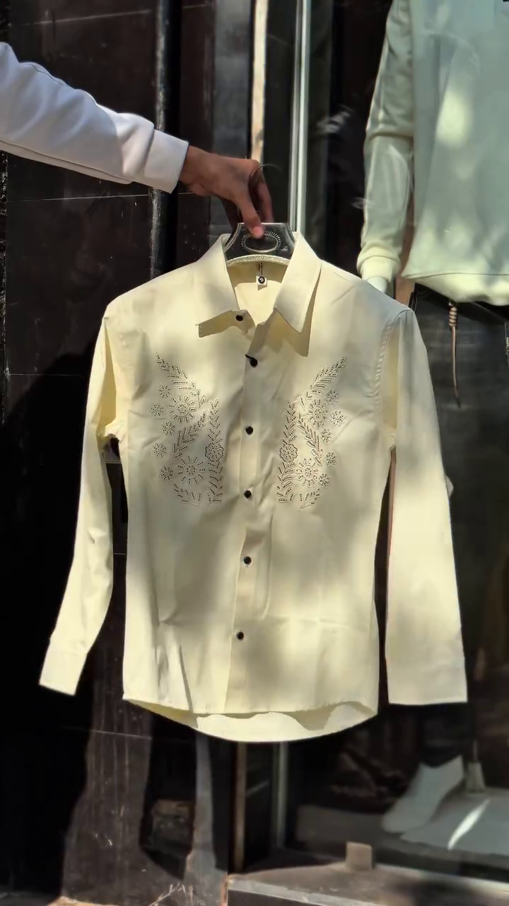 Men Standard Slim Fit Solid Spread Collar Party Shirt - Image 4